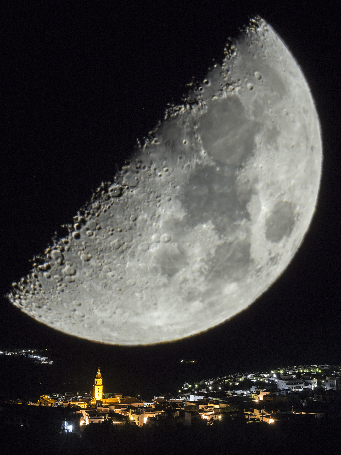 Doble-exposicion-con-Luna-en-cuarto-creciente-sobre-el-pueblo-de-Fondon
